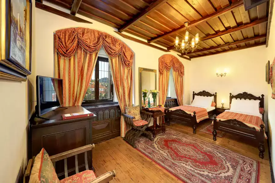 豪华客房与套房推窗就能看见伏尔塔瓦河的粼粼波光