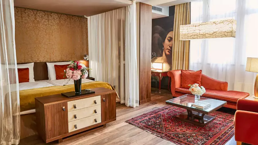 302 间客房,每一间都是 “欧洲古典风情的缩影” 302 间客房,每一间都是 “欧洲古典风情的缩影”