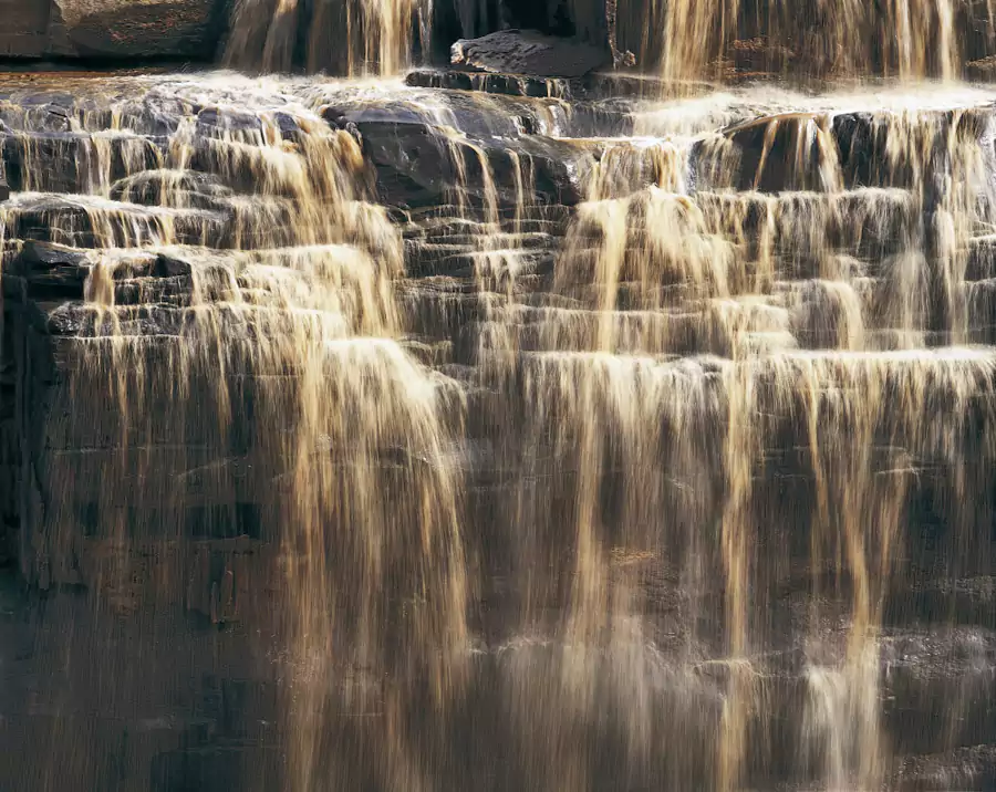 山飞海立 山飞海立