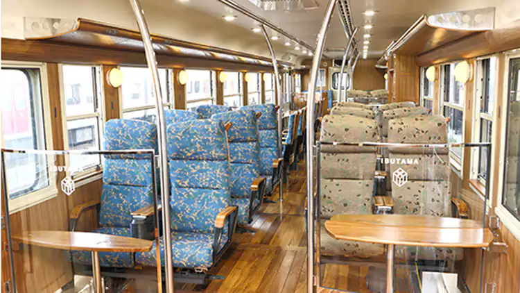 另一节则用浅色杉木装饰 另一节则用浅色杉木装饰