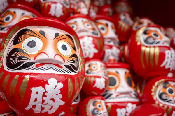 红底金纹的衣袍裹着胖乎乎的身躯 红底金纹的衣袍裹着胖乎乎的身躯