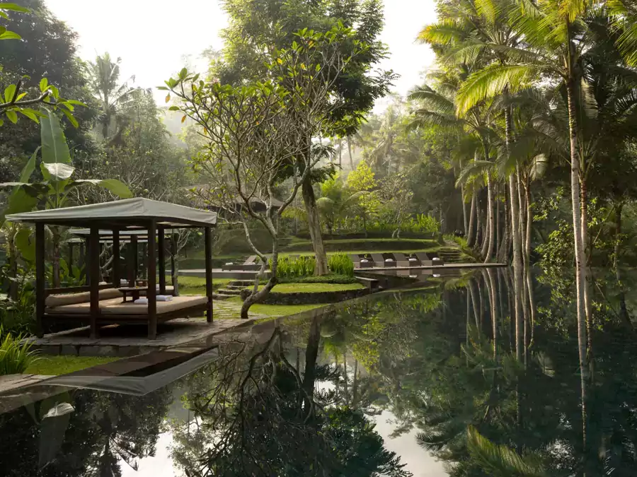 草坪上散落着巴厘岛特色的茅草亭 草坪上散落着巴厘岛特色的茅草亭