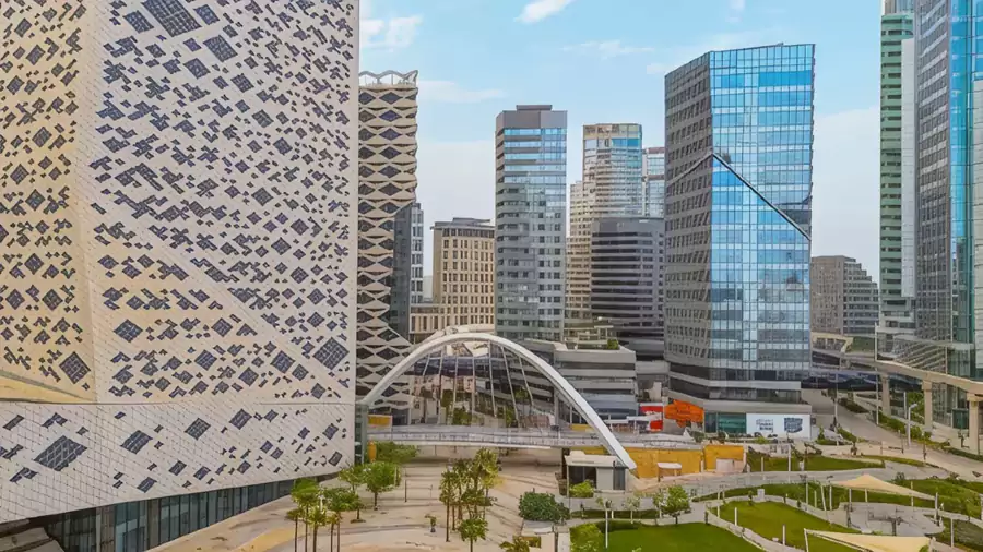 酒店通过世界顶级的空中连廊系统与周边设施无缝连接