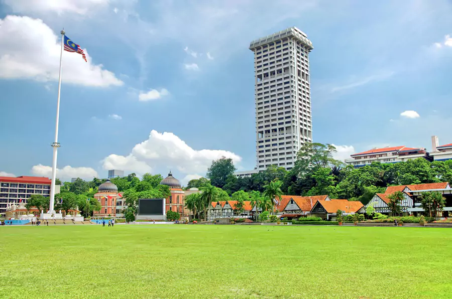 百英尺高的旗杆矗立在广场中央 百英尺高的旗杆矗立在广场中央