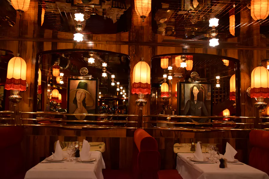 深红的座椅、古典装饰、墙上的老画作