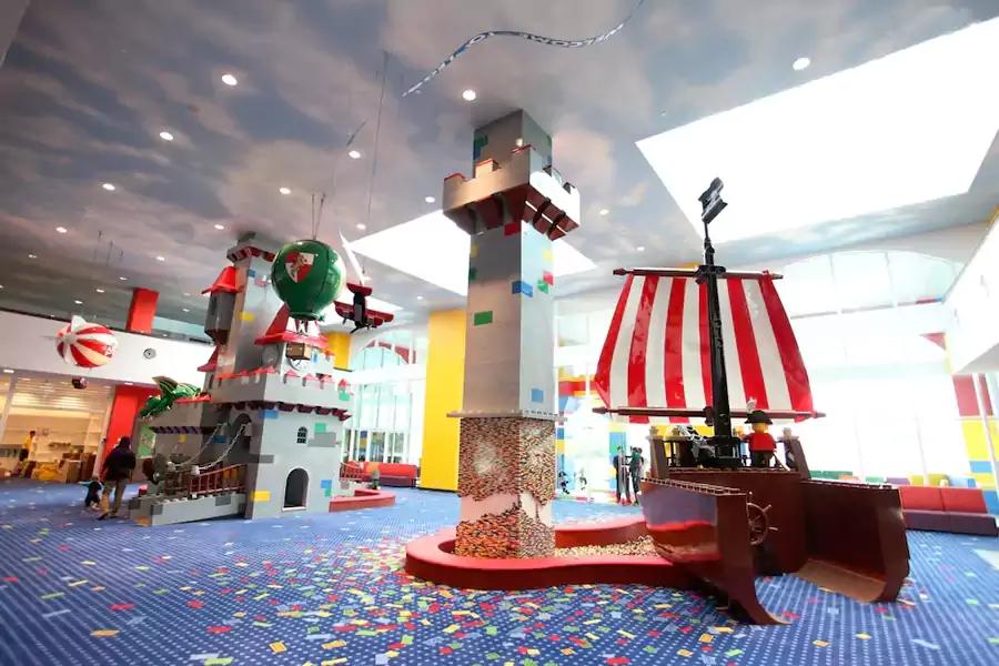 海盗船扬起积木风帆,小颗粒积木池堆得像小山 海盗船扬起积木风帆,小颗粒积木池堆得像小山