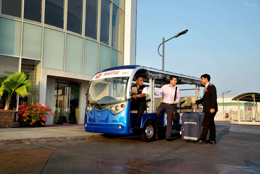 下了车,海的气息和酒店工作人员的热情笑容,会立刻冲淡旅途疲惫 下了车,海的气息和酒店工作人员的热情笑容,会立刻冲淡旅途疲惫