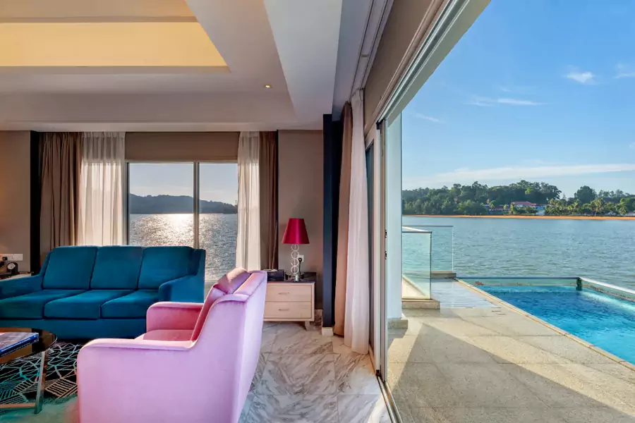 躺在泳池边就能看日出从海面跃起 躺在泳池边就能看日出从海面跃起