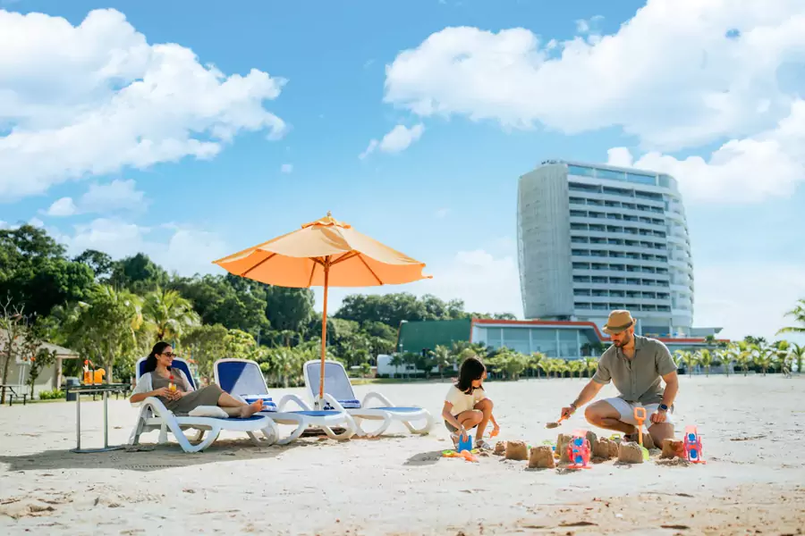 小朋友能在沙滩上挖沙、荡秋千 小朋友能在沙滩上挖沙、荡秋千