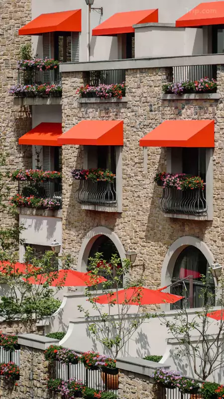 石砌砖墙带着复古肌理，红色遮阳篷耷拉着法式慵懒