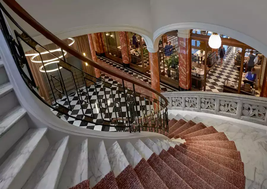 大堂内,棋盘格大理石地板泛着温润的光 大堂内,棋盘格大理石地板泛着温润的光