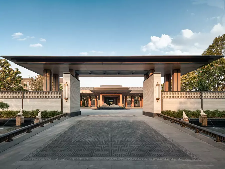 青砖地面投下细碎的光斑 青砖地面投下细碎的光斑