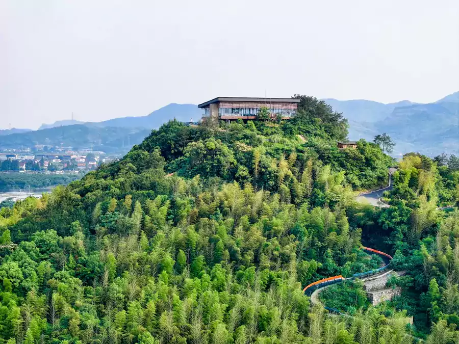 推开窗是茶海叠翠，出门转两步就是溪流湖泊