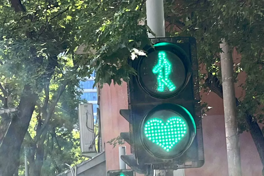 爱心胡同里红绿灯也是爱你的心形 爱心胡同里红绿灯也是爱你的心形