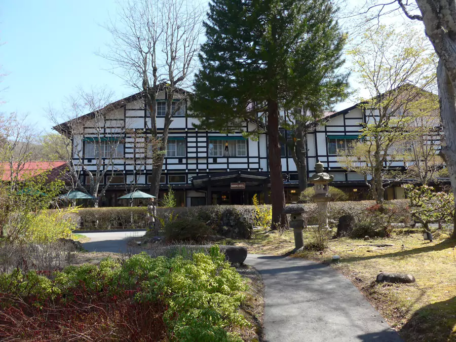 街道两侧立着一栋栋日式复古洋房