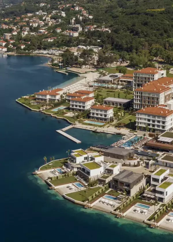 客房楼随山势缓缓延伸至海湾