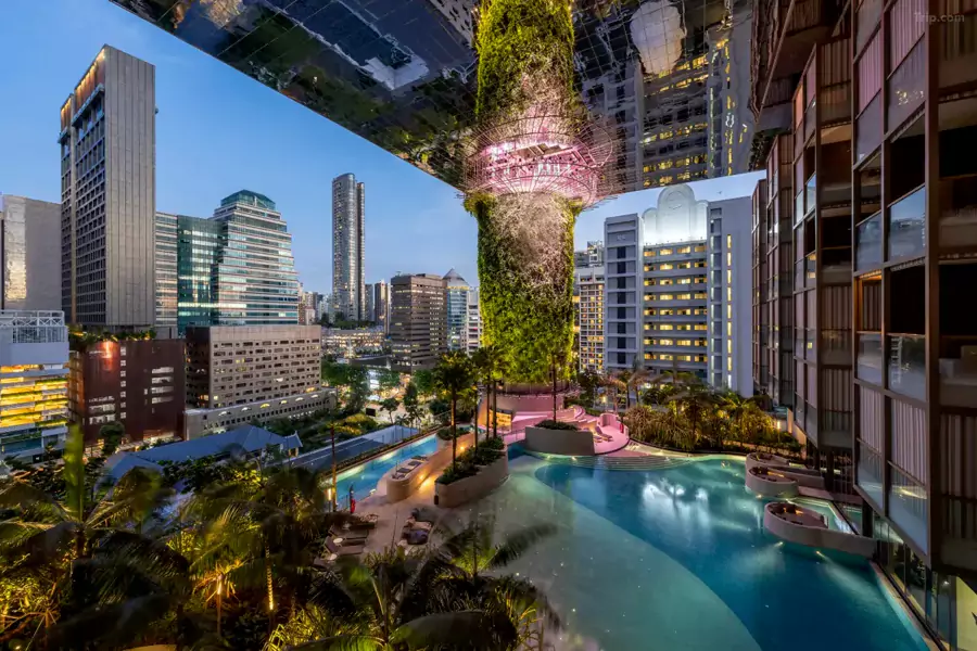 5 到 10 层的露台 5 到 10 层的露台上,蔚蓝的泳池沿着露台边缘铺开