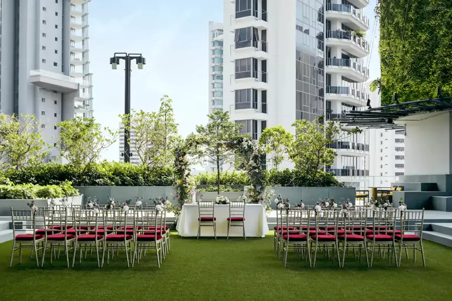 最顶层的云端露台,是酒店的 “高空宴会厅” 最顶层的云端露台,是酒店的 “高空宴会厅”