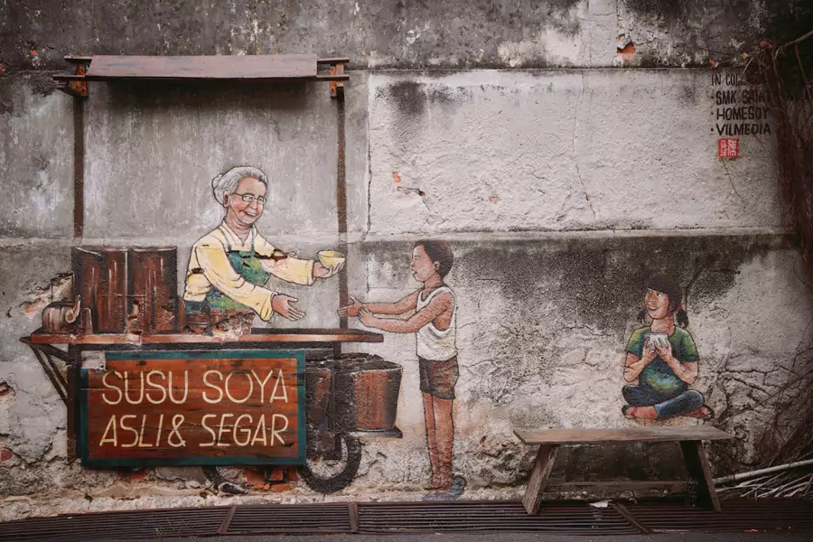 还原了旧时商贩挑着担子叫卖的场景