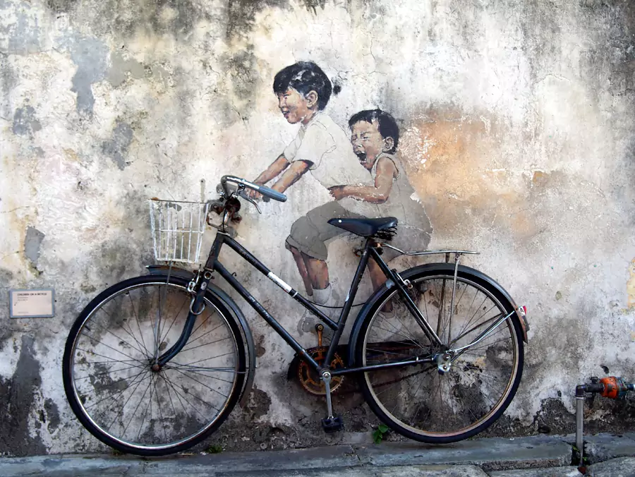 画着孩童踩着单车穿梭巷弄