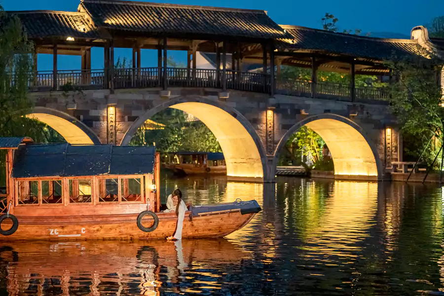 在游客中心搭乘游船,顺着蜿蜒的河道漫游 在游客中心搭乘游船,顺着蜿蜒的河道漫游