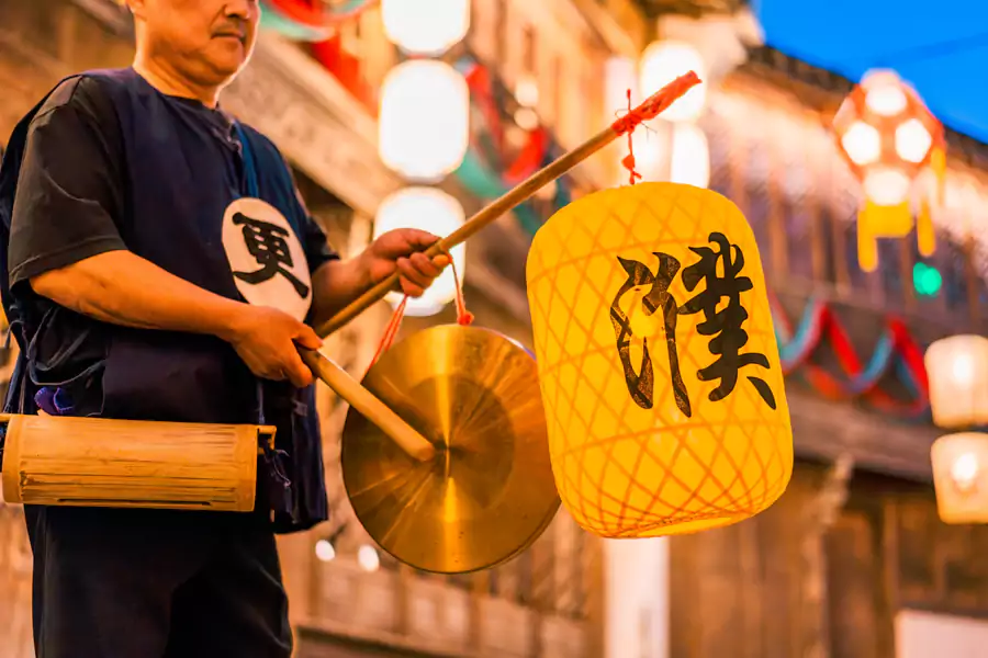 提着灯笼夜游古镇 提着灯笼夜游古镇