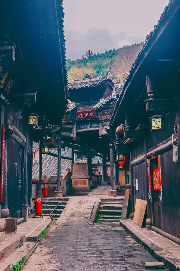 吊脚楼木质斑驳