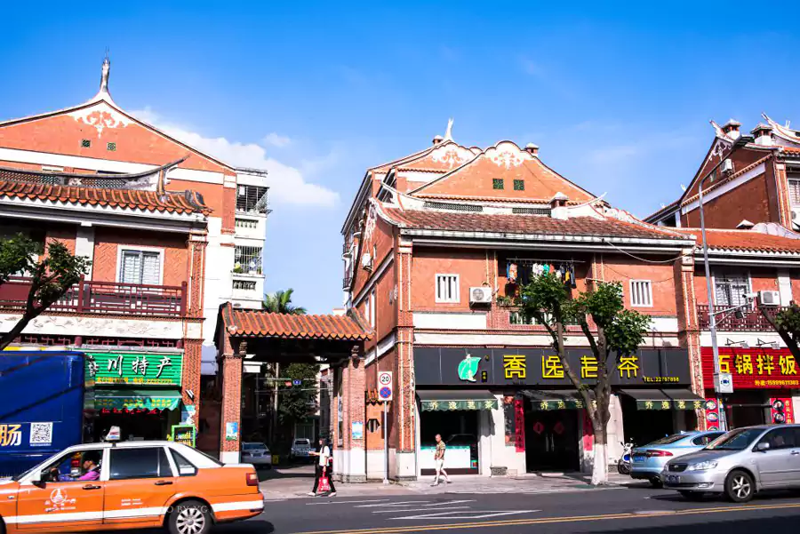 两侧的红砖古厝错落有致 两侧的红砖古厝错落有致