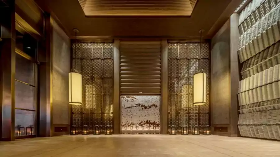 景德镇陶艺家的《山城意向》陶瓷艺术墙映入眼帘 —— 手工瓷片模拟屋瓦 景德镇陶艺家的《山城意向》陶瓷艺术墙映入眼帘 —— 手工瓷片模拟屋瓦