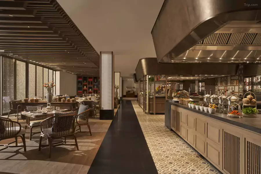 全玻璃幕墙的阳光西餐厅里 全玻璃幕墙的阳光西餐厅里