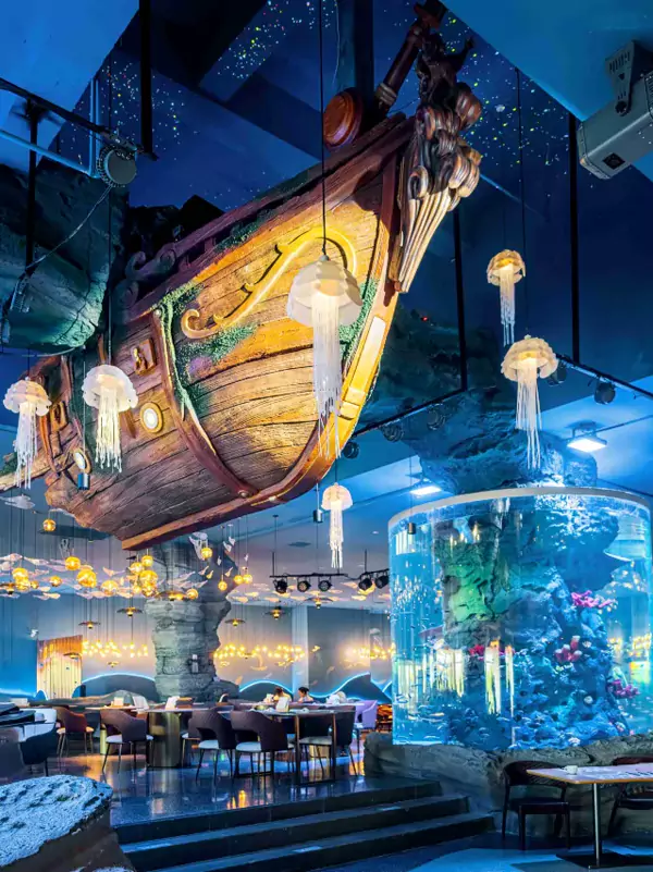酒店的海底主题餐厅,简直是个小型水族馆 酒店的海底主题餐厅,简直是个小型水族馆