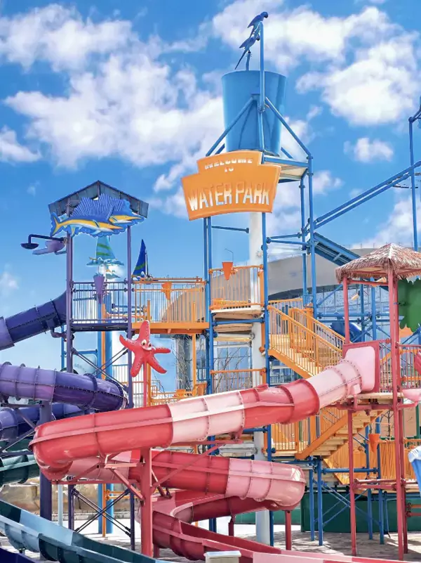 3 万㎡的室外水乐园就成了狂欢主场 3 万㎡的室外水乐园就成了狂欢主场