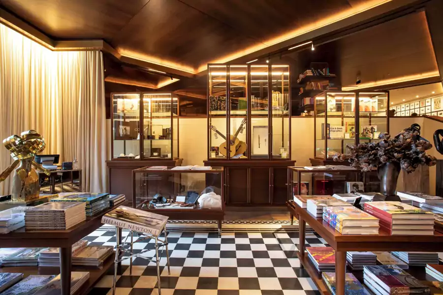 中性色调的布艺沙发、线条流畅的原木家具 中性色调的布艺沙发、线条流畅的原木家具