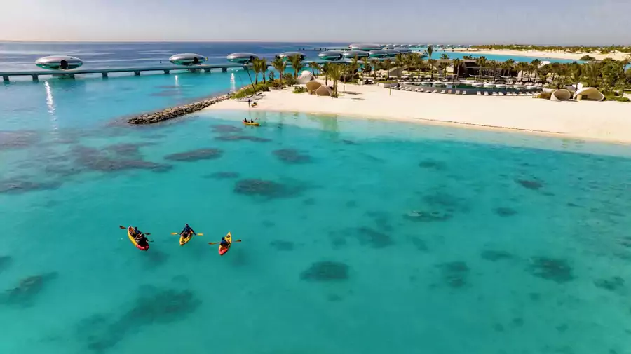 划着皮划艇或立式桨板在海面漫游,感受海浪的节奏 划着皮划艇或立式桨板在海面漫游,感受海浪的节奏