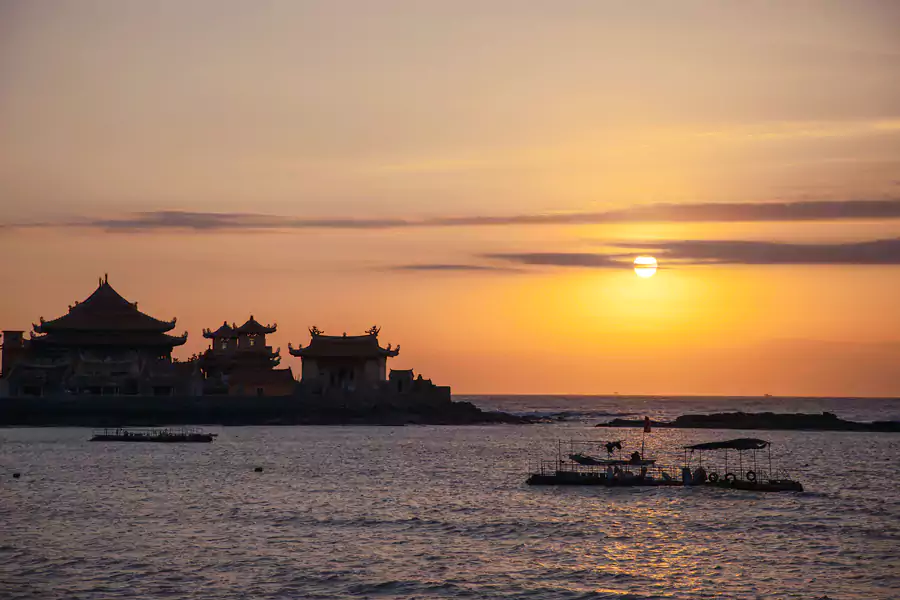 洛伽寺静静伫立在海中,涨潮时寺庙仿佛漂浮在碧波之上 洛伽寺静静伫立在海中,涨潮时寺庙仿佛漂浮在碧波之上