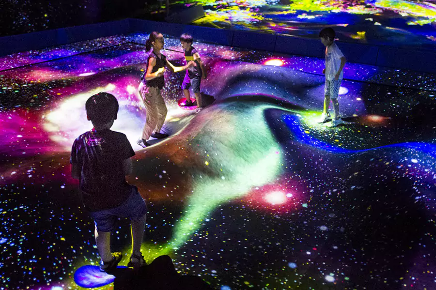 光影瀑布与涂鸦海洋