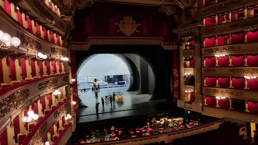 六层镀金拱门与红丝绸分割的私人包厢 六层镀金拱门与红丝绸分割的私人包厢