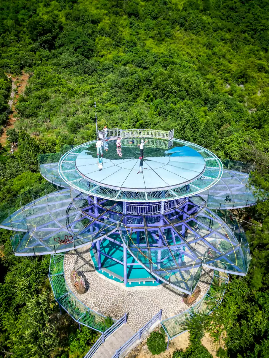 以紫金花为造型，立在 500 米海拔的山巅，像一朵透明的莲花绽在山间