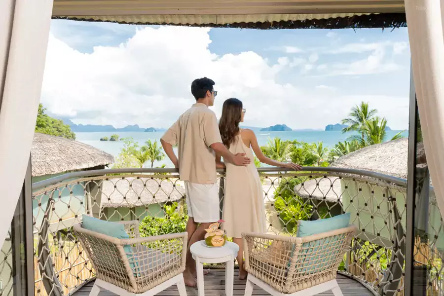 多数客房躺在床上就能远眺大海，拉开帷幔便是椰林沙滩