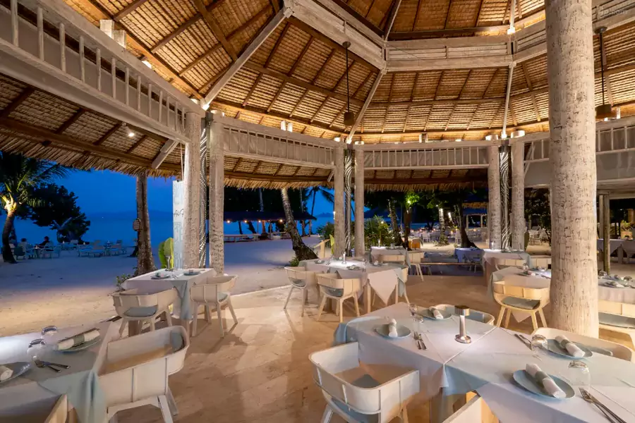 Al Fresco 餐厅则藏在沙滩上