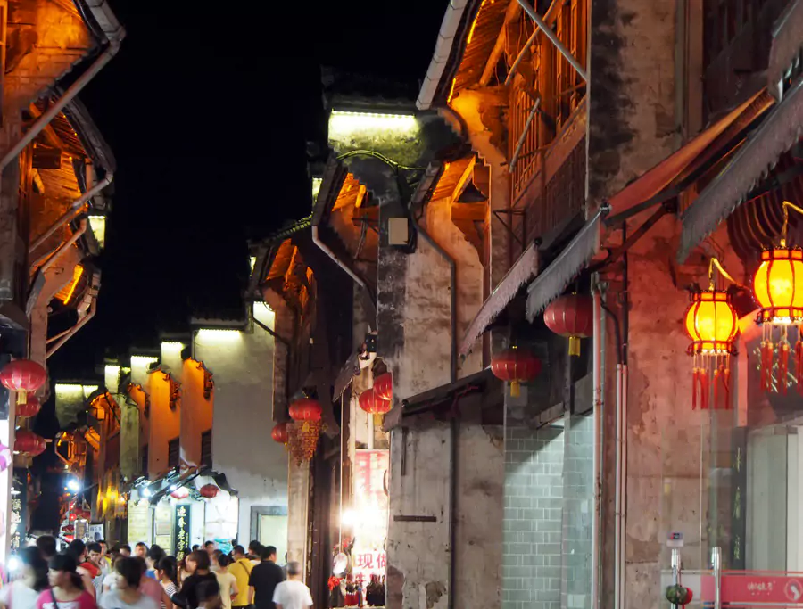 红灯笼挂满屋檐,在夜风中轻轻摇曳 红灯笼挂满屋檐,在夜风中轻轻摇曳