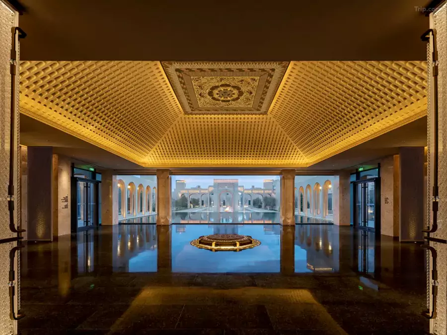 抬头是仿莫高窟形制的覆斗形穹顶,藻井部分复刻了莫高窟 407 窟的 “三兔共耳” 壁画纹样 抬头是仿莫高窟形制的覆斗形穹顶,藻井部分复刻了莫高窟 407 窟的 “三兔共耳” 壁画纹样