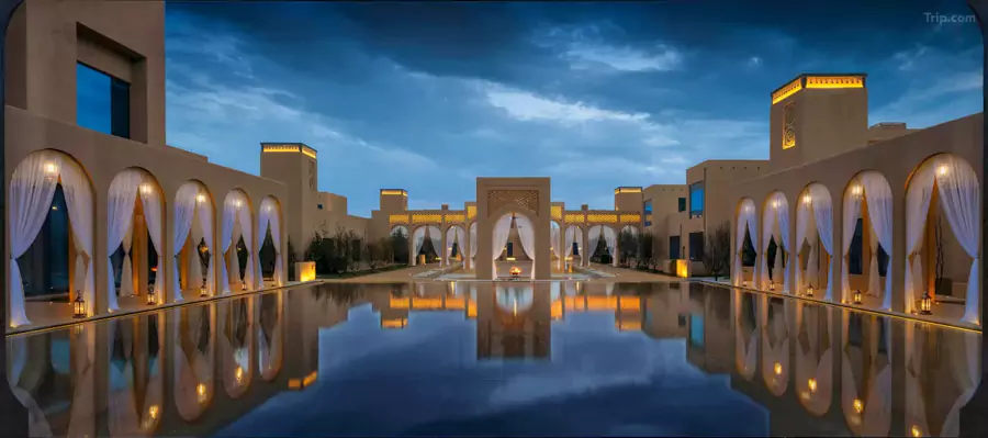 轻纱帷幔长廊旁的镜面水池波光粼粼 轻纱帷幔长廊旁的镜面水池波光粼粼