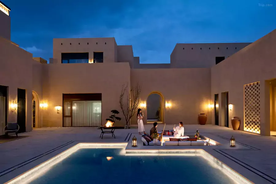 酒液里仿佛倒映着星幕与沙丘 酒液里仿佛倒映着星幕与沙丘