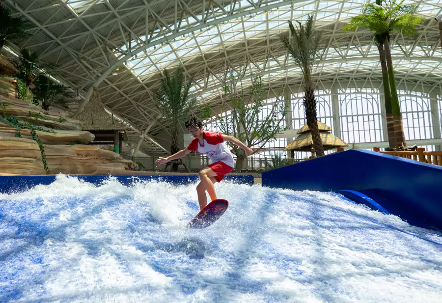 打破 “玩水看季节” 的限制 —— 室内 30 度恒温 打破 “玩水看季节” 的限制 —— 室内 30 度恒温