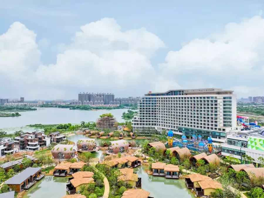 585 间客房,分为主楼和特色木屋两大板块 585 间客房,分为主楼和特色木屋两大板块