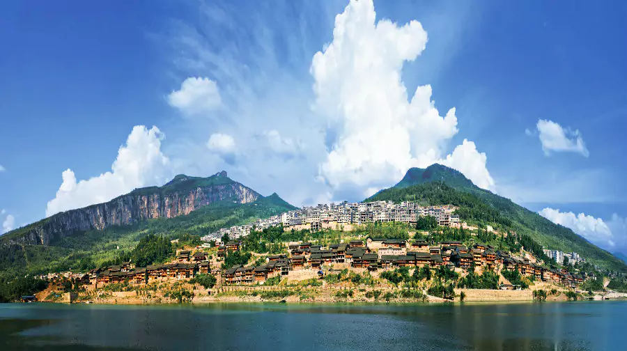 乘坐画舫游船顺流而下 乘坐画舫游船顺流而下