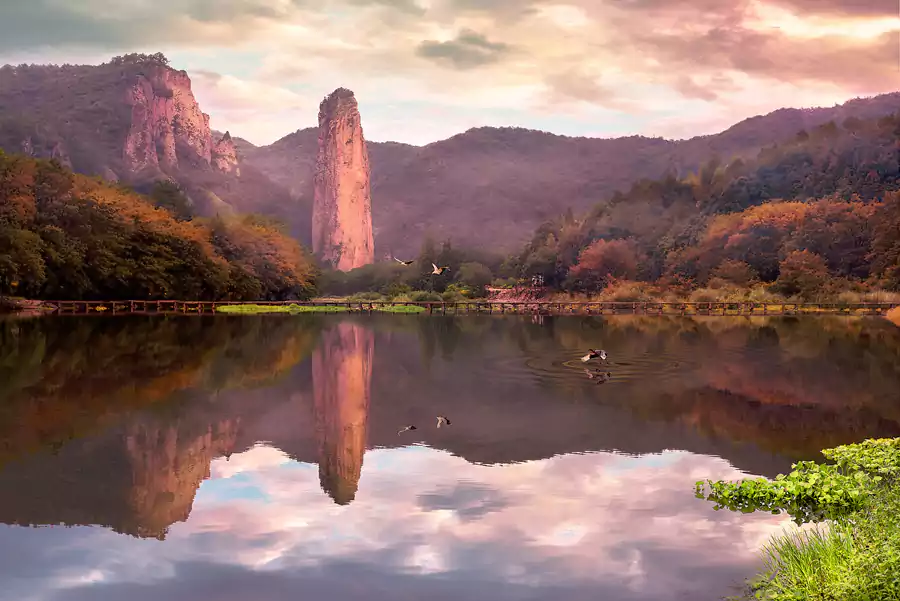 170 米高的鼎湖峰孤然立在溪畔