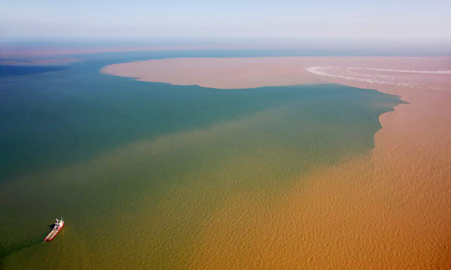 黄河与渤海交汇的 “河黄海蓝” 盛景 黄河与渤海交汇的 “河黄海蓝” 盛景