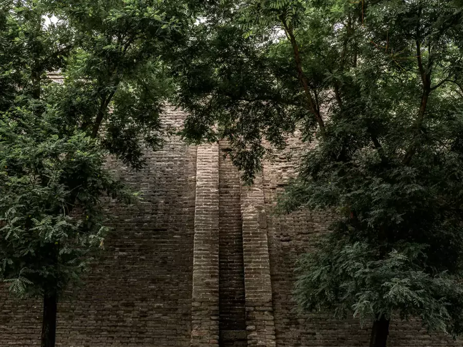 脚步轻挪几步就能触到明城墙的垛口 脚步轻挪几步就能触到明城墙的垛口